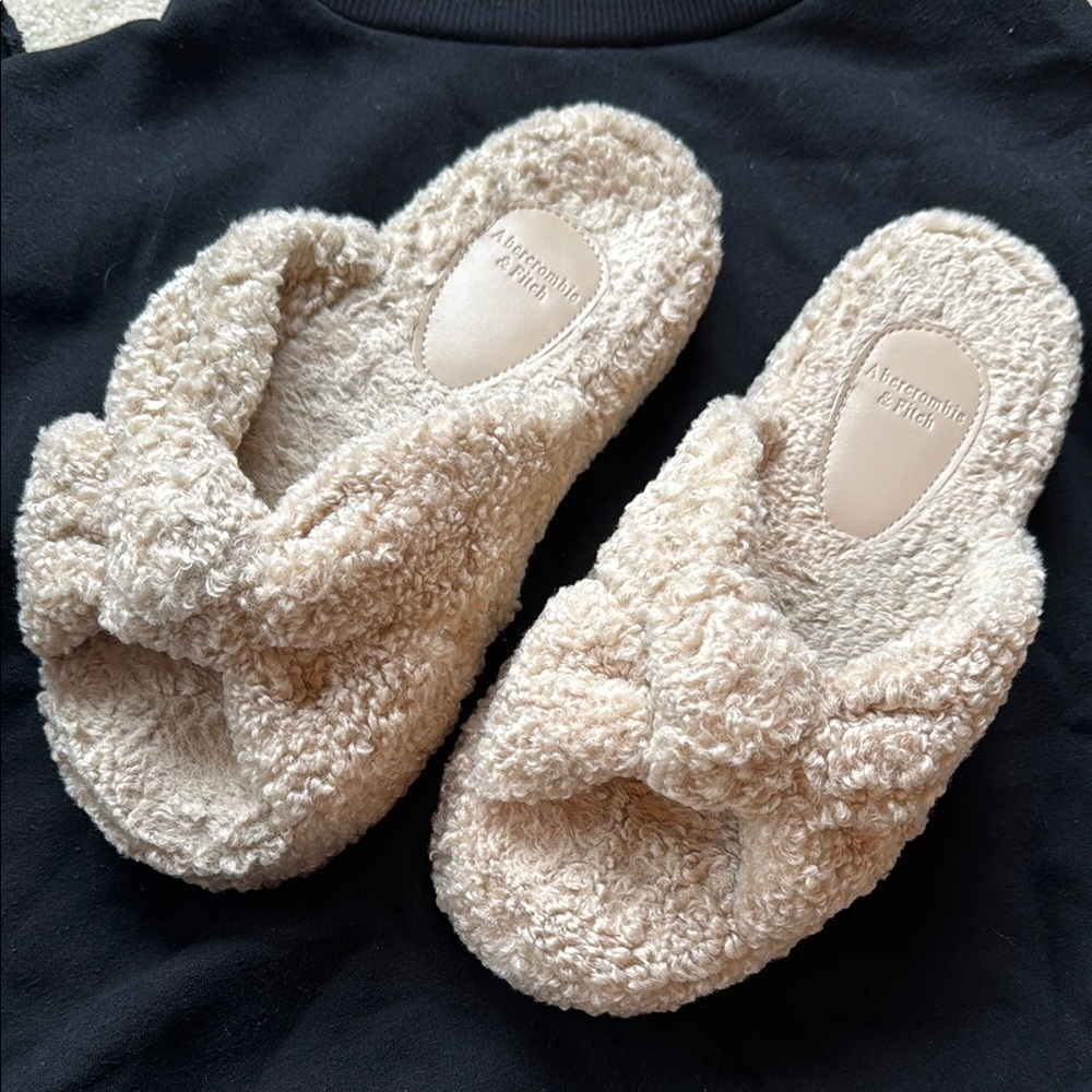 Abercrombie & Fitch platform sherpa slippers - brand new!